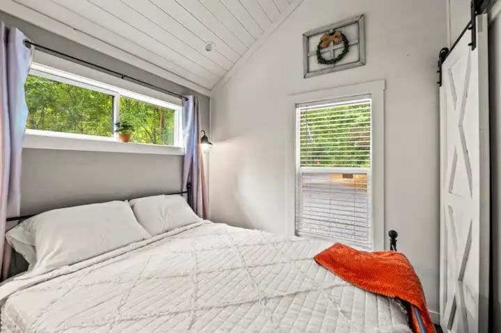 Crescent Moon Cabin Villa Сивиървил Екстериор снимка